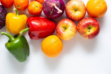 Beyaz arka planda tropikal meyve vitaminleri karışımı