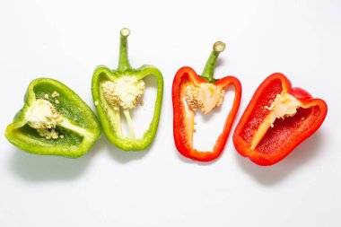 Beyaz arkaplanda renkli kırmızı biber dilimi üst görünümü