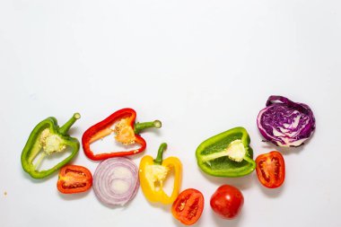 Beyaz arkaplanda renkli kırmızı biber dilimi üst görünümü