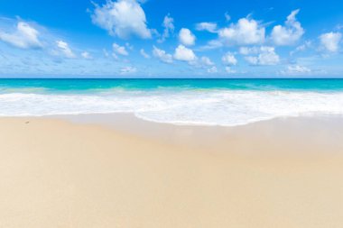 Deniz sahili dalgası rengarenk gökyüzü yaz tatili doğa seyahati kavramı