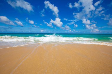 Deniz sahili dalgası rengarenk gökyüzü yaz tatili doğa seyahati kavramı