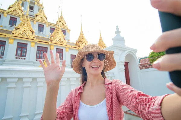 Vrolijke Jonge Samrt Vrouwen Maken Selfie Foto Terwijl Trael Boeddhistische — Stockfoto