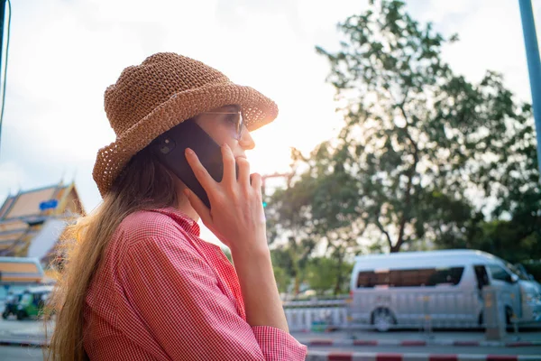 Joven Hermosa Mujer Rubia Vacaciones Con Sombrero Verano Usando Teléfono — Foto de Stock
