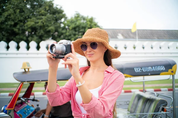 Туристки Фотографируются Время Путешествия Улицам Бангкока Города Таиланда — стоковое фото