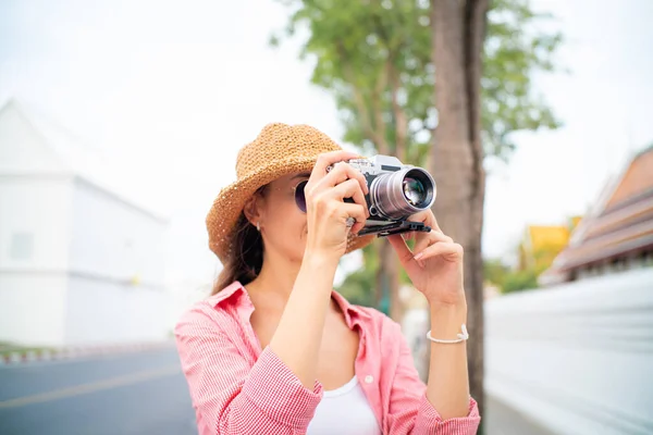 Hermosas Mujeres Turísticas Toman Fotos Mientras Viajan Por Calle Del — Foto de Stock