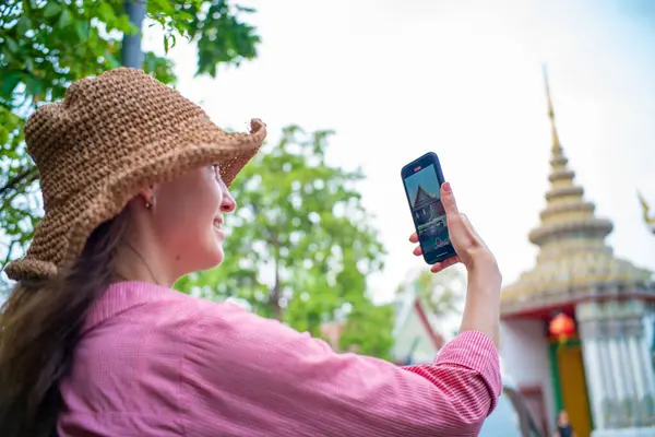 Samrt Buddhist 사원에서 Trael Selfie 사진을 — 스톡 사진