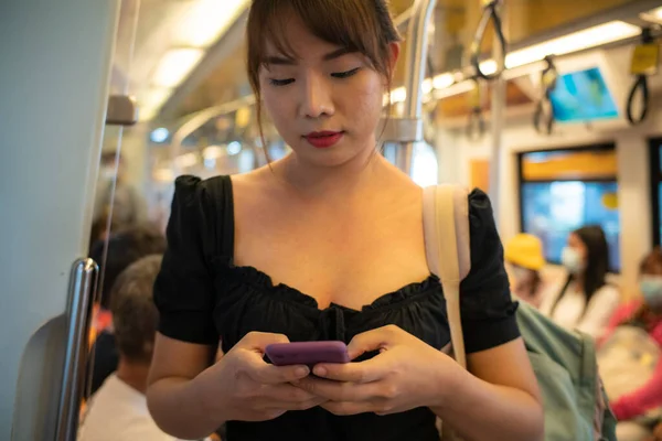 Красивые Азиатские Женщины Используют Смартфон Внутри Городского Железнодорожного Сообщения Социального — стоковое фото