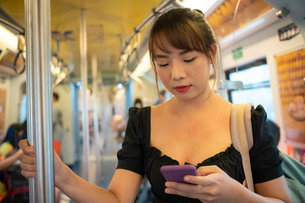 Красивые Азиатские Женщины Используют Смартфон Внутри Городского Железнодорожного Сообщения Социального — стоковое фото