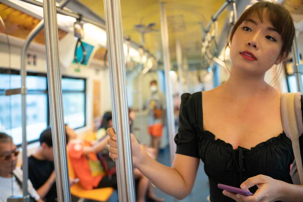 Hermosa Asiático Mujeres Uso Smartphone Dentro Ciudad Tren Comunicación Social —  Fotos de Stock