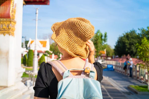Backpacker Azjatyckie Kobiety Podróżują Busshist Świątyni Słoneczny Dzień Bangkoku Tajlandia — Zdjęcie stockowe
