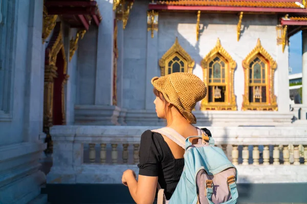 Backpacker Aziatische Vrouwen Reizen Busshist Tempel Zonnige Dag Bangkok Thailand — Stockfoto