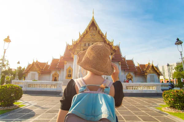 Туристки Азиатские Женщины Путешествуют Будшистском Храме Солнечный День Бангкоке Таиланд — стоковое фото