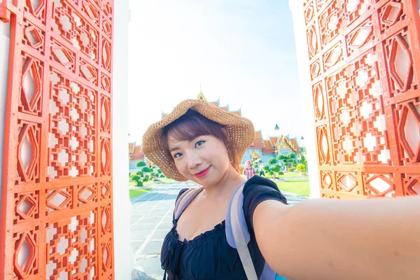 Туристки Азиатские Женщины Путешествуют Будшистском Храме Солнечный День Бангкоке Таиланд — стоковое фото
