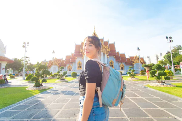 在泰国曼谷 背包客亚洲女人在繁忙的寺庙里旅行 阳光灿烂 — 图库照片