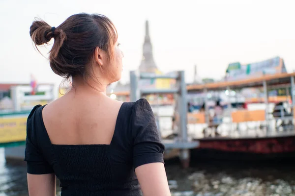 Hermosas Mujeres Asiáticas Viajan Bangkok Tomar Una Foto Con Turismo —  Fotos de Stock