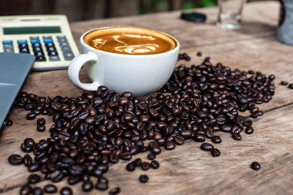 Gorąca Kawa Sztuka Latte Drewnianym Stole Laptopem Kalkulatorem Miejsca Pracy — Zdjęcie stockowe