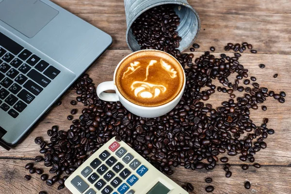 Warme Latte Art Koffie Houten Tafel Met Laptop Rekenmachine Werkruimte — Stockfoto