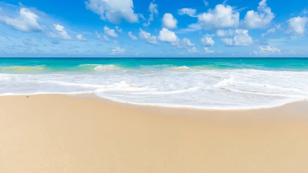 Moře Pláž Vlna Pestrá Obloha Klubem Letní Dovolená Příroda Krajina — Stock fotografie