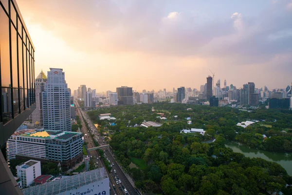 Aerial Ansicht Stadt Grünen Baumpark Durch Moderne Bürogebäude Bangkok Thailand — Stockfoto