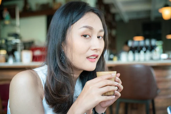 Όμορφη Ασιατική Γυναίκα Sittinf Vintage Καφέ Πίνοντας Ζεστό Καφέ Στην — Φωτογραφία Αρχείου