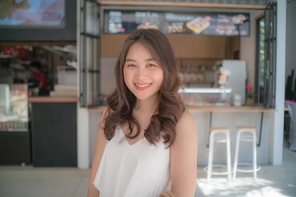 Güzel Asyalı Kadın Kahve Dükkanına Yerleşiyor Şehir Seyahatinde Kafede Dinleniyor — Stok fotoğraf