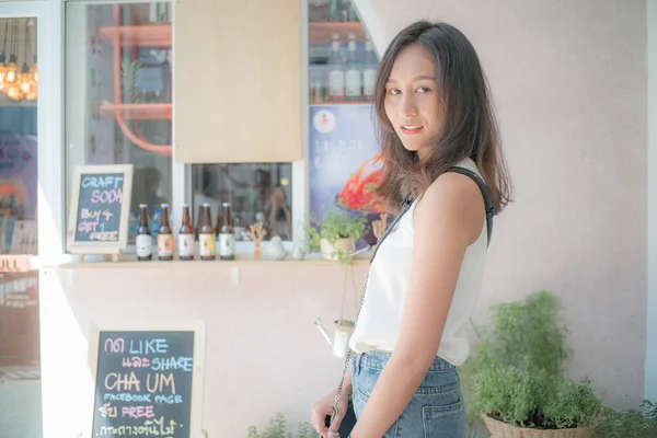 Jolie Asiatique Femme Affichage Dans Café Restaurant Ville Voyage Relax — Photo