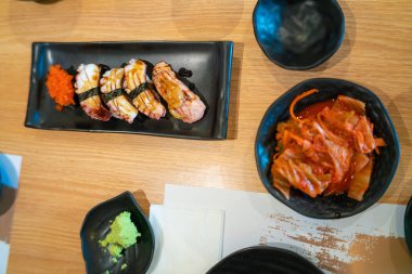 Sashimi ahşap masaya Japon yemeği koydu Asya deniz ürünleri.