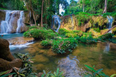 Tayland 'ın tropikal yağmur ormanlarındaki dinginlik şelalesi.