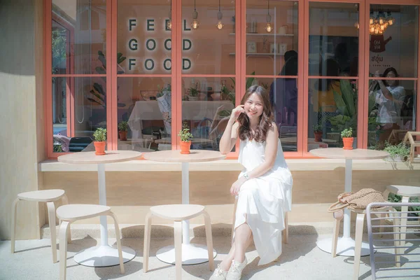 Schöne Asiatische Frau Entsendung Coffeeshop Stadt Reise Entspannen Café — Stockfoto