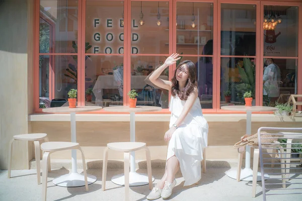 Bastante Asiático Mujer Publicación Café Tienda Viaje Ciudad Relajarse Cafetería —  Fotos de Stock