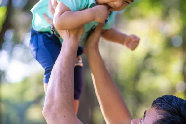 Vader Pick Baby Jongen Met Hand Genieten Outdoor Park Gelukkig — Stockfoto