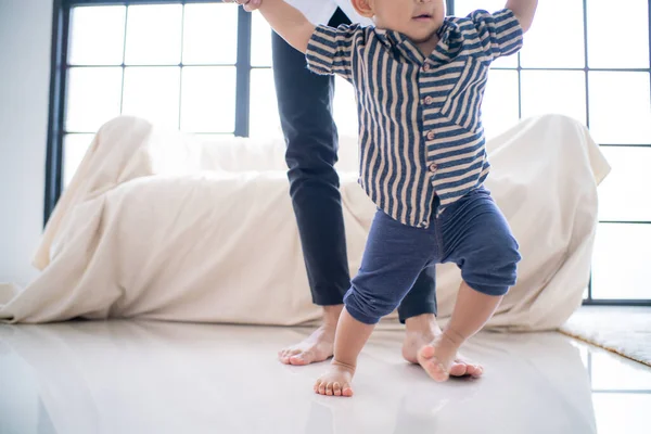 Toddler亚洲男孩第一步练习与爸爸在舒适的房间快乐的男孩 — 图库照片