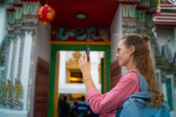 Улыбающаяся Туристка Путешествует Улицам Бангкока Таиланде — стоковое фото