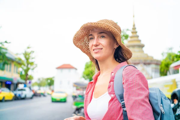 Piękny Uśmiechnięty Turysta Kobieta Podróżować Ulicy Bangkoku Miasta Tajlandii — Zdjęcie stockowe