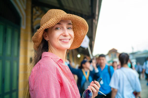 Όμορφη Χαμογελαστή Τουριστική Γυναίκα Ταξιδεύουν Στο Δρόμο Της Πόλης Μπανγκόκ — Φωτογραφία Αρχείου