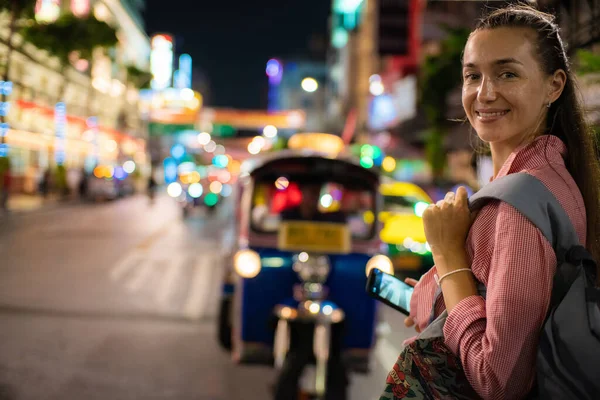 Соло Туристические Женщины Путешествовать Сфотографироваться Улице Ночной Поездки Бангкок Таиланд — стоковое фото