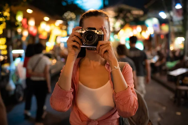 Egyéni Turista Nők Utazni Fotózni Éjjel Utcai Városi Utazás Bangkok — Stock Fotó
