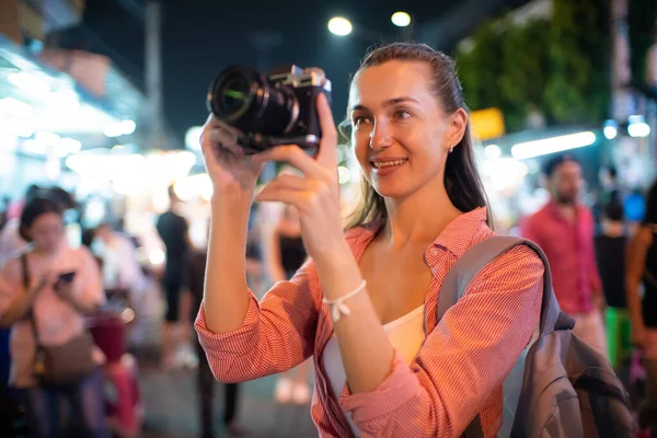 Solo Tourist Women Travel Take Photo Night Street City Travel — Stock Photo, Image