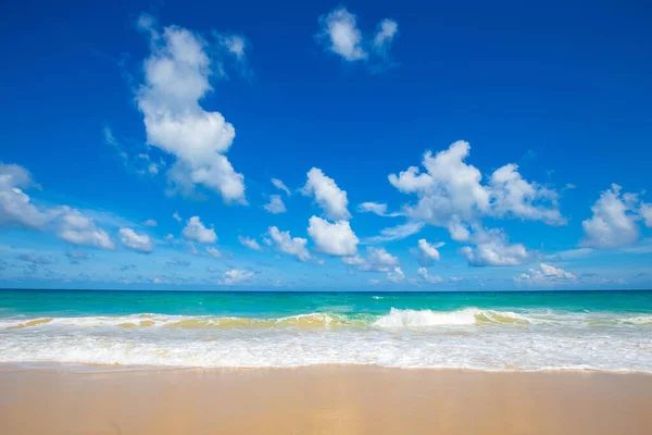 Exotický Idylický Bílý Písek Moře Vlna Pláž Modrá Obloha Mrakem — Stock fotografie