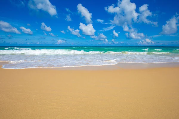 Exotický Idylický Bílý Písek Moře Vlna Pláž Modrá Obloha Mrakem — Stock fotografie