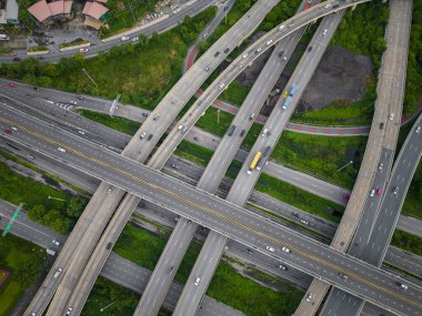 Araç kavşağı ekspres karayolu taşımacılık endüstrisi ile hava manzaralı şehir ulaşım yolu