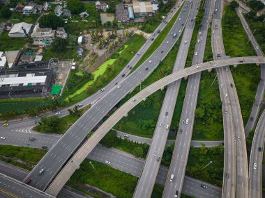 Araç kavşağı ekspres karayolu taşımacılık endüstrisi ile hava manzaralı şehir ulaşım yolu