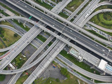 Hava manzaralı şehir kavşağı araç taşımacılığı endüstrisiyle kesişiyor