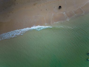 Beyaz kumsal deniz dalgası turkuvaz su yaz tatili konsepti hava manzarası