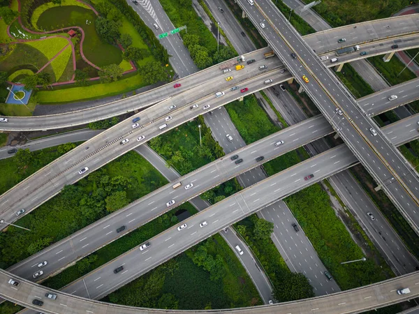 空中景观城市交通交叉口公路与绿色公园 — 图库照片