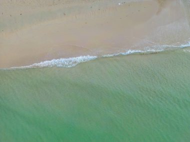 Beyaz kumsal deniz dalgası turkuvaz su yaz tatili konsepti hava manzarası