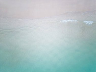 Beyaz kumsal deniz dalgası turkuvaz su yaz tatili konsepti hava manzarası