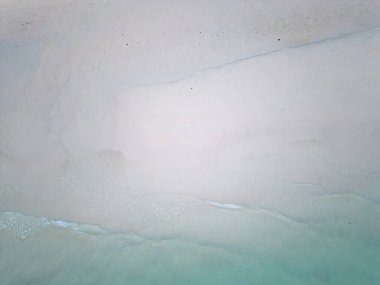 Beyaz kumsal deniz dalgası turkuvaz su yaz tatili konsepti hava manzarası