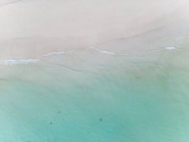 Beyaz kumsal deniz dalgası turkuvaz su yaz tatili konsepti hava manzarası