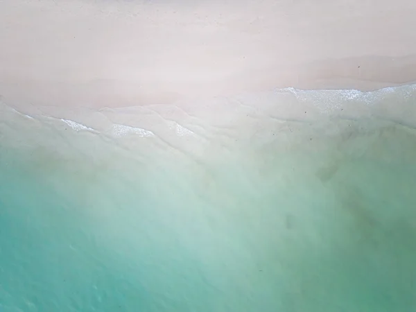 Praia Areia Branca Onda Mar Turquesa Água Verão Férias Conceito — Fotografia de Stock